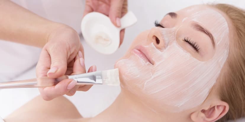 Rozmazlete sebe i svou pleť: hydratační či anti-age ošetření, lifting řas nebo laminace obočí